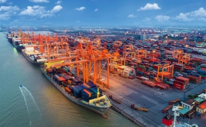 Vietnam has 3 seaports in the Top 100 largest cargo ports in the world.