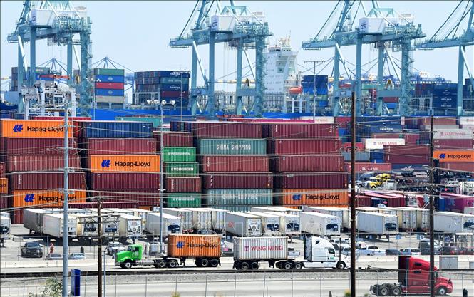 Container hàng hóa được xếp tại cảng Long Beach, California, Mỹ