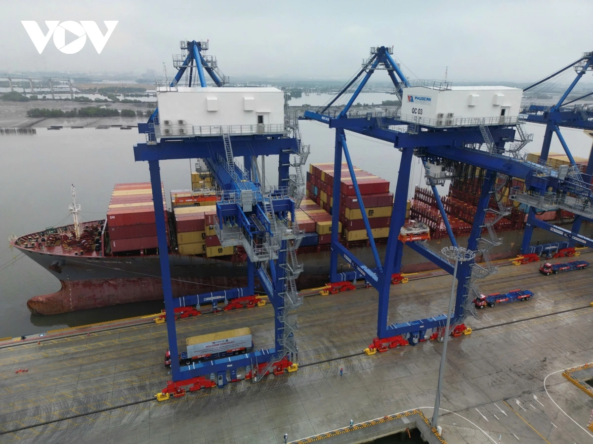 Dong Nai's largest port receives the world's largest sea freight ship image 2