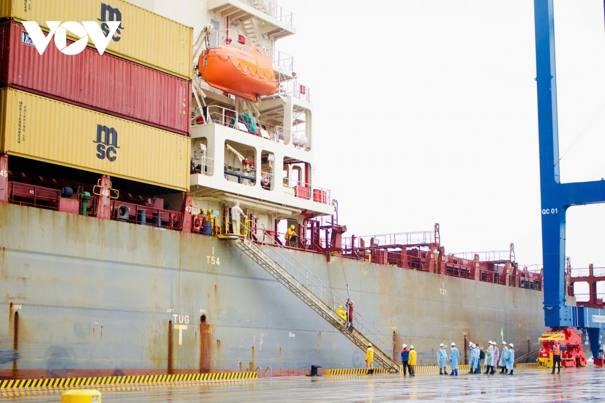 Dong Nai's largest port receives the world's largest maritime cargo ship image 4