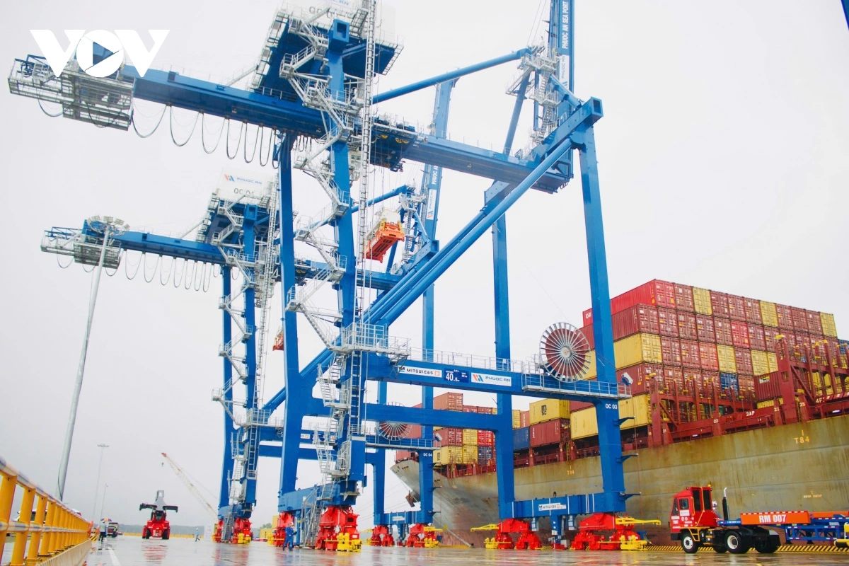 Dong Nai's largest port receives the world's largest maritime cargo ship, image 3