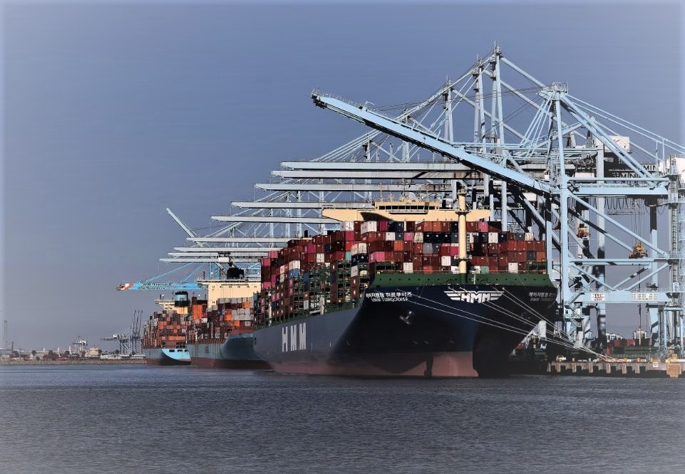 Tàu container neo ở bến của cảng Los Angeles (Mỹ), một trong những cửa ngõ chính nhập khẩu hàng từ châu Á. Ảnh: WSJ