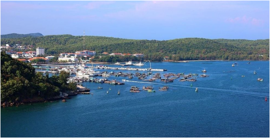 An Thoi Port, Phu Quoc. Photo: Duong Giang-VNA In investing in synchronous and modern infrastructure, Phu Quoc focuses on developing the port and wharf system on the island with many strategic goals, contributing to creating momentum for local socio-economic development and protecting the sacred sovereignty of the sea and islands of the Fatherland. Current status of port and wharf systems According to Decision No. 1579/QD-TTg dated September 22, 2021 and Decision No. 442/QD-TTg dated May 22, 2024 of the Prime Minister on the master plan for the development of Vietnam's seaport system in the period 2021 - 2030, with a vision to 2050, Kien Giang seaport (old) now An Giang province belongs to seaport group No. 5; in which, the land and water area of Phu Quoc island is planned to serve the socio-economic development of Phu Quoc special zone, with an international passenger terminal combined with general cargo handling, international passenger ships up to 225,000 GT, general ships up to 30,000 tons. An Thoi, Vinh Dam, Bai Vong, and Mui Dat Do ports have general wharves, liquid/gas cargo, passenger wharves, sea ferries, marinas, and ships up to 3,000 tons. The development of the port and wharf system in Phu Quoc is not simply about expanding transport infrastructure but also has many important strategic and economic goals. According to the Department of Construction of An Giang province, Phu Quoc currently has an important port and wharf system, including: The International Passenger Port with a total investment of more than VND 1,644 billion was approved in 2015. The Department of Construction Investment Management - Ministry of Transport (now the Ministry of Construction) inspected and accepted the completion of the project according to regulations and approved in March 2024. The port has been announced by the Vietnam Maritime Administration to open the wharf and extend the exploitation period until June 30, 2025. However, the current difficulty is that the port's electronic chart must be updated by the United Kingdom Hydrographic Office (UKHO) to meet the requirements of international shipping lines. Next, An Thoi Seaport, in January 2025, the Vietnam Maritime Administration handed over the port's maritime infrastructure assets to An Giang province for management and exploitation. Currently, An Thoi Seaport has degraded due to many years of disuse and the buoys no longer exist. An Giang Department of Construction is studying a port management and exploitation project to submit to the Provincial People's Committee for approval. Regarding Bai Vong Port, in September 2024, Hoa Binh Ham Ninh Joint Stock Company paid full compensation and is carrying out management and exploitation activities, preparing to invest in items according to the planning. At the same time, Vinh Dam Port is a general port for passengers and goods, construction materials managed and exploited by Toan Hai Van Joint Stock Company. The port has completed phase 1 items, but there are still many items that have not been completed such as: Dredging the channel (reef), building unapproved embankments, site clearance and land handover. The port is 500 m long, with 5 wharves capable of receiving 1,500 DWT ships; 2 passenger wharves for 300-passenger speedboats and 1 ferry wharf for 300-passenger ships; cargo handling capacity from 1 - 1.5 million tons/year; warehouse area of 10,000 m² and cargo staging area of 250,000 m². Mui Dat Do Wharf is planned with the following functions: General wharf, liquid/gas cargo, passenger wharf, sea ferry, marina; ship size up to 3,000 tons. However, this area has been planned to build works to serve the APEC 2027 Conference, so it is not possible to invest in the port according to regulations. In addition, Bai Vong Hamlet area has 5 temporary wharves mainly serving the demand for construction materials supply and the Provincial People's Committee agreed to extend the operation until December 31, 2025. Specifically, Hong Ngoc temporary inland waterway wharf, with the capacity to receive 3,500 DWT vehicles, 2 million tons of goods/year; Phu Thanh temporary inland waterway wharf, with the capacity to receive 1,800 DWT vehicles, 720,000 tons of goods/year; Vo Va temporary inland waterway wharf, with the capacity to receive 1,800 DWT vehicles, 219,000 tons of goods/year; two temporary inland waterway terminals Hoa Binh and Quoc Chanh, with ferries serving passengers and transporting goods and cars on the Ha Tien - Phu Quoc and Rach Gia - Phu Quoc routes. Phu Quoc invests in developing a port system on the island, aiming to expand connectivity, promote socio-economic development and affirm its international position. The port system not only helps the Pearl Island circulate goods but also creates an urban highlight, promotes sea tourism services, combines economic development with ensuring national defense and security, towards a modern, dynamic and integrated coastal city. Important economic strategic goals An Thoi Port, Phu Quoc. Photo: Duong Giang-VNA The leaders of An Giang province emphasized that developing the port system on Phu Quoc island will implement the important strategic and economic goals of the special zone, promote trade and tourism, especially the capacity to receive large international cruise ships, open up opportunities to develop high-end sea tourism and global connectivity; connect the island with the mainland, increase maritime transport capacity, create momentum for socio-economic development, and contribute to protecting the sovereignty of the sea and islands. Deputy Director of An Giang Department of Construction Dao Huy Hiep said that Phu Quoc special zone has about 321 valid investment projects in the planning areas; of which, there are 268 projects under construction and will be implemented, the demand for construction materials is about 7.5 million tons/year; of which, the demand for construction materials for APEC 2027 projects is about 5 million tons/year, stone materials are about 4.8 million m³. In addition, the number of passengers traveling to and from Phu Quoc by sea is an average of 6,000/day, in addition, there are also a large number of cars transported back and forth at temporary wharves. Thus, the demand for transporting construction materials, goods and passengers in Phu Quoc special zone is very large. The natural conditions of Phu Quoc sea area are very favorable for receiving large tonnage ships and the larger the cargo transportation by waterway means, the lower the product cost, contributing to bringing the cost of construction materials between the mainland and Phu Quoc island closer together, in order to reduce costs for investors, attract investment, and accelerate the development of Phu Quoc special economic zone. However, the current status of port and wharf infrastructure in this special economic zone still has many shortcomings, requiring drastic, synchronous and timely solutions for more effective exploitation and use. Typically, Vinh Dam port, which has not been completed yet, needs to focus on accelerating the investment progress to complete it soon, contributing to promptly meeting the development requirements of Phu Quoc special economic zone. Next, the province proposed that the Ministry of Construction adjust and supplement the Master Plan for the development of Vietnam's seaport system for the period 2021 - 2030, with a vision to 2050, the temporary ports in Bai Vong area in the direction of expansion, increasing capacity, with general ports, passenger ports, bulk cargo, liquid/gas cargo, serving the socio-economic development of An Giang province, Phu Quoc special economic zone and contributing to the development of the marine economy in the Mekong Delta. Recently, during a survey of the port and wharf system on Phu Quoc island, Deputy Minister of Construction Nguyen Xuan Sang requested An Giang province and Phu Quoc special economic zone to urgently develop a plan to effectively exploit An Thoi international passenger port - a key transport infrastructure project that has been handed over by the Ministry. At the same time, it is recommended that the provincial authorities review and rectify port operations, ensure safety and security for vehicles and passengers, serve tourism, transport passengers and goods, and construction materials, especially for APEC 2027.