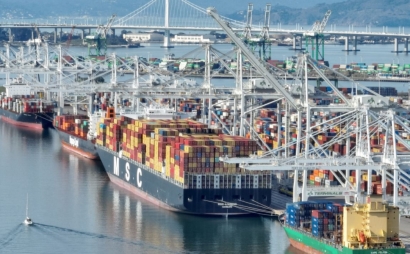 Global shipping rates continue to fall
