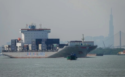Xung đột Trung Đông: “Nghẽn cổ chai” tại Hormuz, hãng tàu áp thêm phụ phí chiến tranh